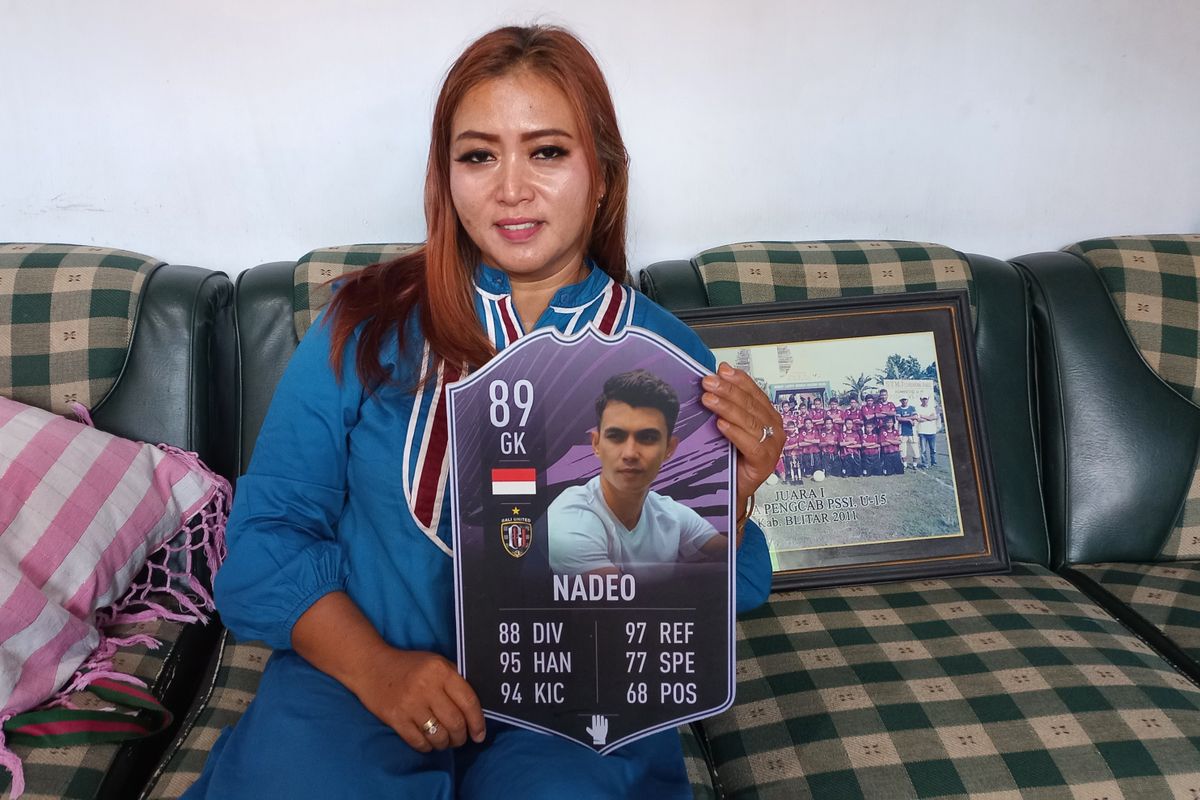 Ninuk Indahsari, ibunda Nadeo Argawinata, saat menunjukkan foto Nadeo Argawinata.