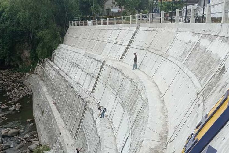 Bangunan penahan longsor Kali Gandong di Magetan ambles hingga 2 meter. Penyebab amblesnya bangunan setinggi 20 meter menurut Kepala Dinas PUPR dkarenakan displacement.