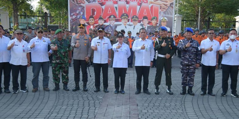 Wali Kota Semarang Agustina Wilujeng bersama jajatannya berfoto bersama Kapolrestabes Semarang Kombes Pol M.Syahduddi dan berbagai pihak dari TNI serta Forkopimda Kota Semarang usai melaksanakan Apel Bersama Semarang Damai di halaman Balai Kota Semarang, Jawa Tengah, pada Jumat (19/9/2025).