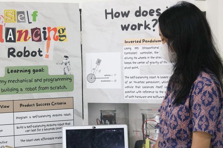 Murid kelas 10 SMA Cikal Amri Setu Jakarta Timur Mayugra S Izzati menghadirkan inovasi membuat Self-Balancing Robot di Personal Project Exhibition 2023. 