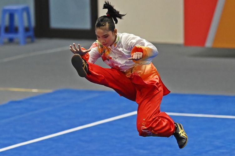 Pewushu Indonesia Alisya Mellynar beraksi dalam final nomor taolu taiji quan putri wushu SEA Games 2021 Vietnam di Cau Giay Gymnasium, Hanoi, Vietnam, Sabtu (14/5/2022). Alisya berada di posisi pertama dengan poin 9,71 sekaligus memastikan diri meraih medali emas dalam nomor pertandingan tersebut.