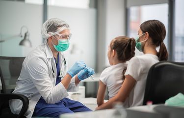 Ilustrasi tes Covid-19 pada anak