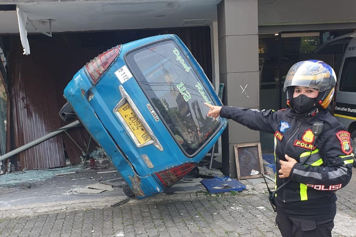 Kecelakaan tunggal yang melibatkan angkot di Jalan Margonda Raya, Kota Depok, Rabu (7/8/2024). 