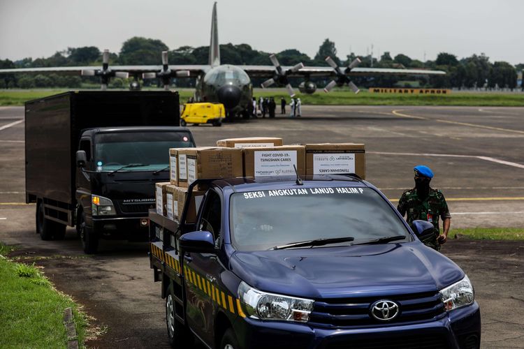 Mobil dan truk pengangkut alat kesehatan dari Pesawat TNI C-130 Hercules menuju rumah sakit di Bandara Halim Perdanakusuma, Jakarta Timur, Senin (23/3/2020). Alat-alat kesehatan yang dibawa dari China untuk penanganan covid-19, yakni disposable mask, masker N95, APD, kacamata goggle, sarung tangan, pelindung sepatu, termometer infrared, dan lainnya.