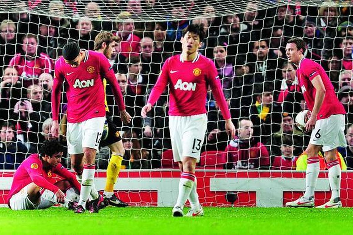 Pemain Manchester United (dari kanan ke kiri), Jonny Evans, Park Ji-sung, Chris Smalling, kiper David de Gea, dan Rafael da Silva, tampak kecewa setelah gawang mereka kembali dibobol Athletic Bilbao pada laga Liga Europa di Stadion Old Trafford,  Manchester, Inggris, Kamis (8/3).
