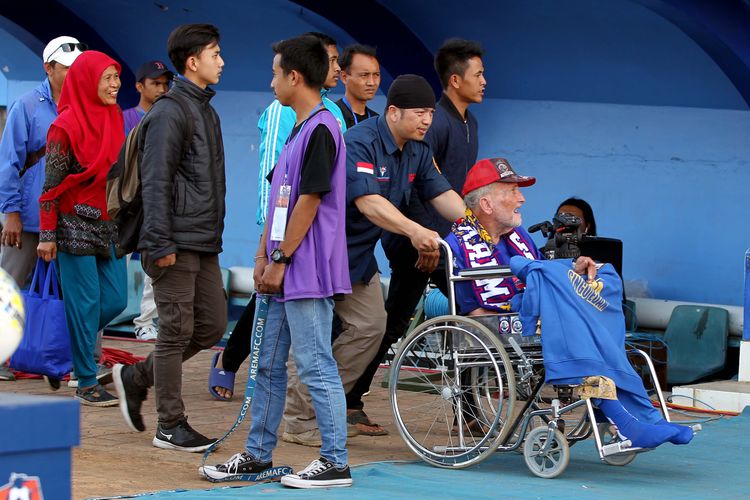 Mantan pelatih asal inggris Paul Cummings, menyaksikan laga kandang Arema FC di Liga 1 2019.