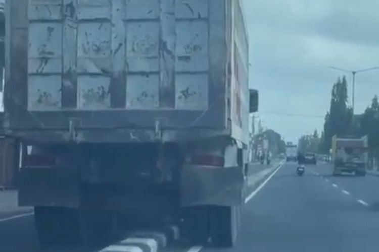 Tangkapan layar dari video yang diunggah di media sosial X akun @merapi_uncover. Di unggahan tampah satu unit dump truk melintas di atas pembatas jalan ring road utara.