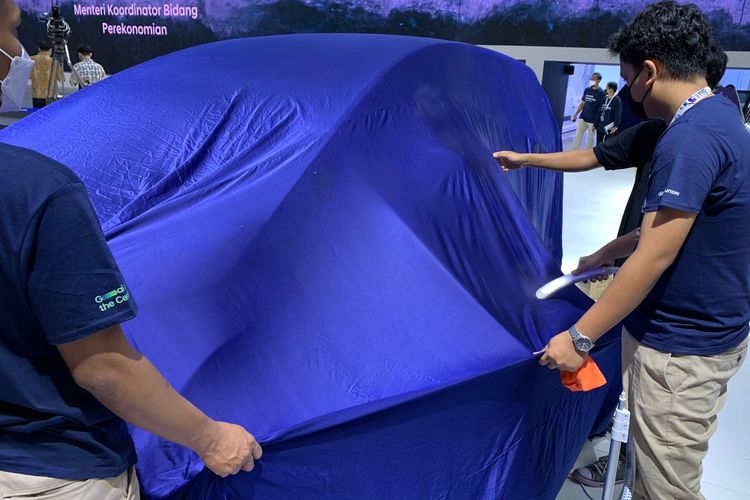 Selubung kain mobil di booth Hyundai sedang dirapikan para petugas di sana.