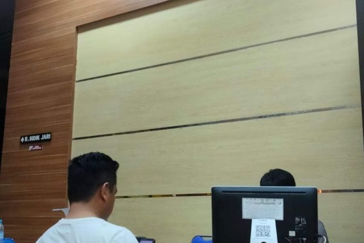 Muhammad Safril melaporkan tindakan oknum polisi yang selingkuh dengan istrinya di Mapolda Sultra. (Foto dokumentasi Muh. Safril)