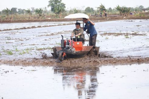 Tingkatkan Produktivitas Pertanian, Kementan Salurkan Alsintan untuk 2 Poktan di Sumbar