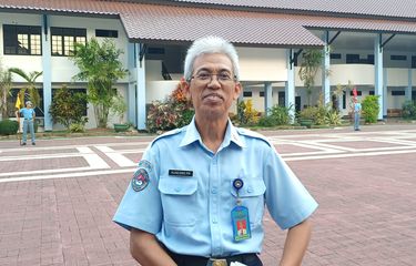 Guru kimia SMA Taruna Nusantara Magelang, Kuncoro Puji Raharjo usai diwawancarai di halaman sekolah, Selasa (7/10/2025).