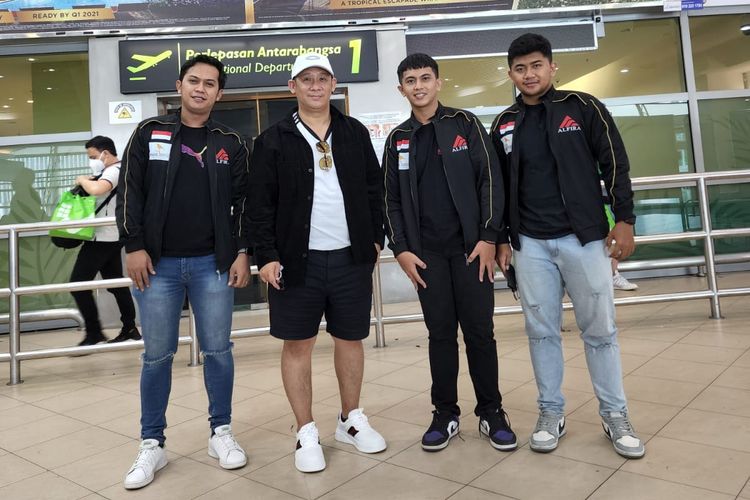 Tiga atlet tenis yakni Gilang Ramadhan (mantan atlet tenis meja SEA Games 2017 Kuala Lumpur), M Iqbal (Jawa Tengah), dan Irman Qurtubi (Kalimantan Selatan) saat akan berangkat ke Malaysia untuk bertanding di Turnamen Tenis Meja Beregu Putra Penang Open 2022.pada Jumat (8/7/2022).