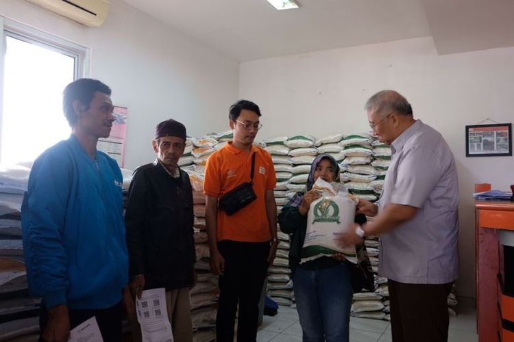 Perum Bulog kembali menyalurkan bantuan pangan beras ke keluarga penerima manfaat selepas masa tenang Pemilu 2024. 