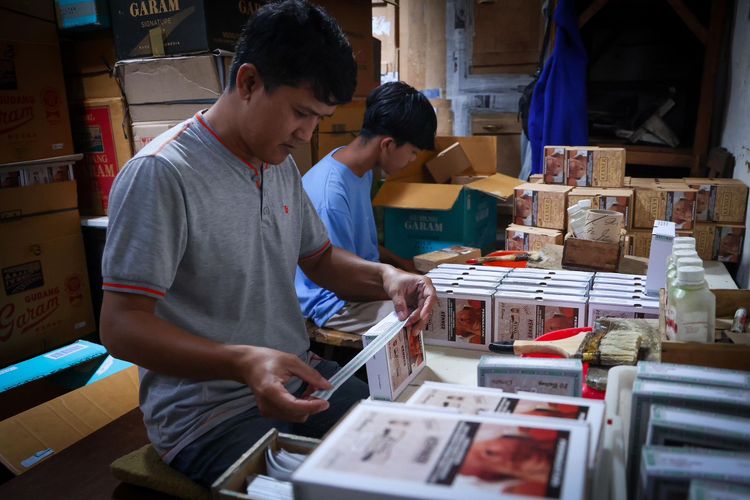 Pekerja di Pabrik Cerutu Rizona Baru, Temanggung, Jawa Tengah, Jumat (24/1/2025).