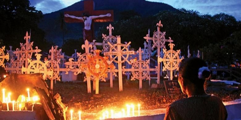 Mama Antonela memasang lilin di monumen kuburan kota. Menjelang hari raya Natal, Paskah, dan Pantekosta, penduduk Larantuka mengunjungi permakaman untuk berziarah. 