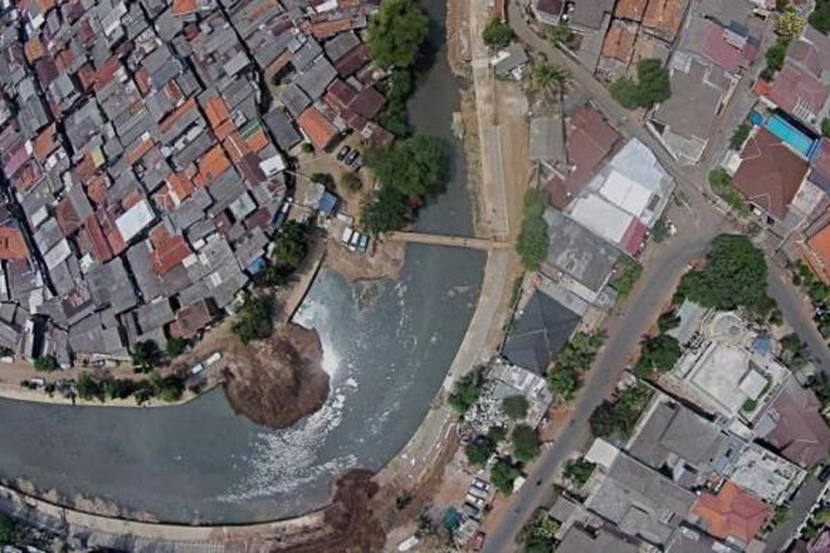 Permukiman padat di Bidaracina, di sepanjang bantaran Kali Ciliwung, Jatinegara, Jakarta Timur, Kamis (27/8/2015). Bidaracina merupakan kawasan yang akan digusur terkait proyek normalisasi dan sodetan Kali Ciliwung.