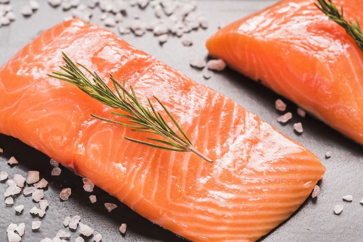 Ilustrasi ikan salmon, makanan apa yang bisa menurunkan asam urat dengan cepat, makanan untuk menurunkan asam urat termasuk ikan nsalmon