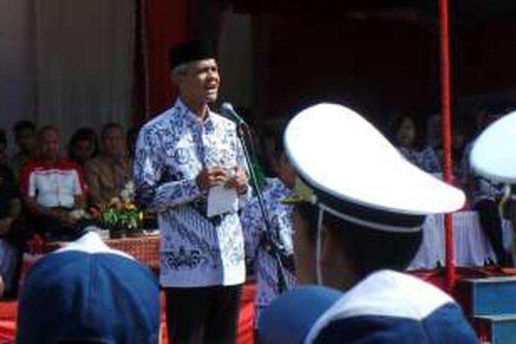 Gubernur Jawa Tenfgah Ganjar Pranowo saat menjadi inspektur upacara peringatan Hari Guru di SD Negeri Jombor 02, Tuntang, Kabupaten Semarang, Sabtu (26/11/2016).