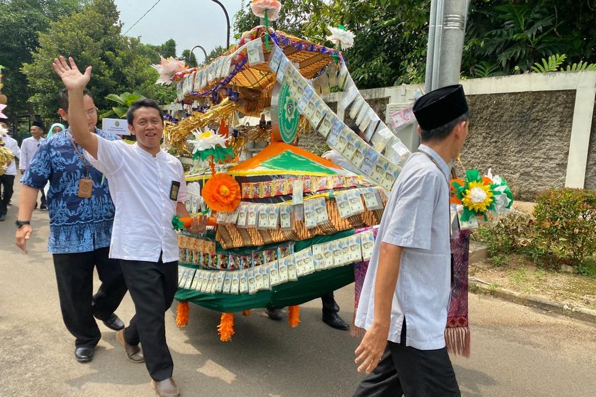 Panjang Mulud adalah tradisi peringatan maulid Nabi Muhammad di Banten.