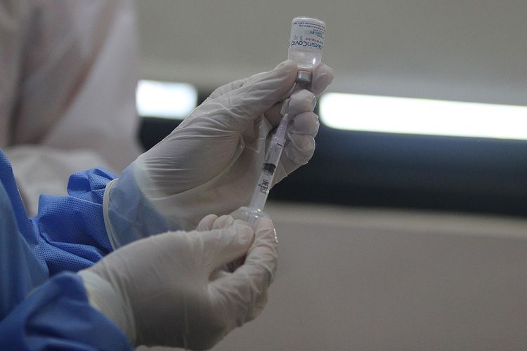 A health worker in Surabaya, East Java prepare a vaccine during a drill at Islam Hospital on Friday (18/12/2020) FOTO/Moch Asim/rwa.