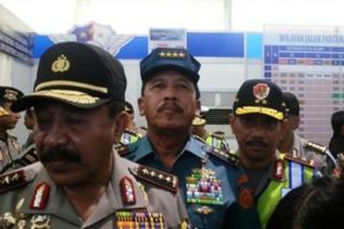 Kapolri Jenderal Timur Pradopo dan Panglima TNI Laksamana Agus Suhartono di Posko PAM mudik Cikopo, Tol Cikampek, Sabtu (3/8/2013). 