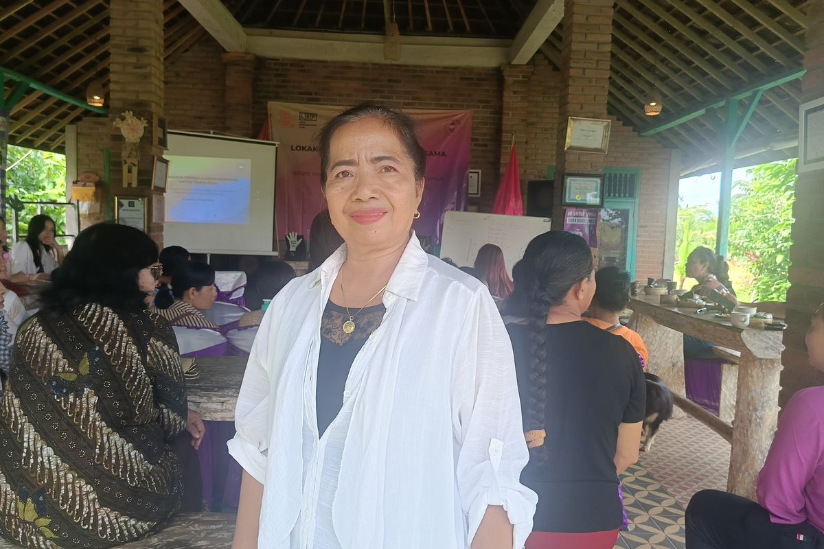 Ni Ketut Sri Wahyuni SPd saat berbagi pengalaman mendampingi korban kekerasan.