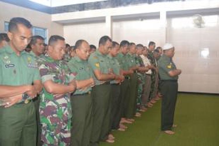 Para anggota TNI AD Kodim 0705 Magelang melaksanakan shalat ghaib berjamaah untuk korban tragedi jatuhnya pesawat Herculles C130, di masjid Makodim setempat, Rabu (1/7/2015).