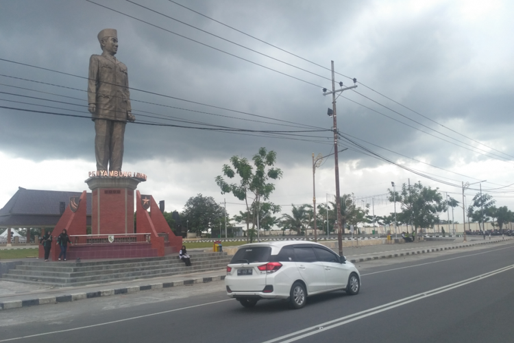 Patung Bung Karno yang berdiri di depan Kantor Pemerintah Kabupaten Blitar.