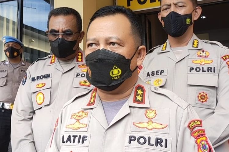 Kapolda Maluku, Irjen Pol Lotharia Latif saat memberikan keterangan kepada waratwan di kantor Polda Maluku, Jumat (28/1/2022)