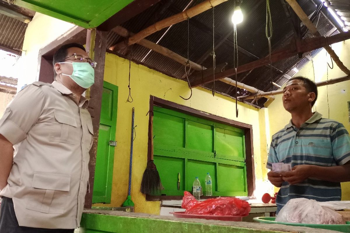 Tony mengeluh daging sapi jualannya tak laku imbas wabah PMK. 