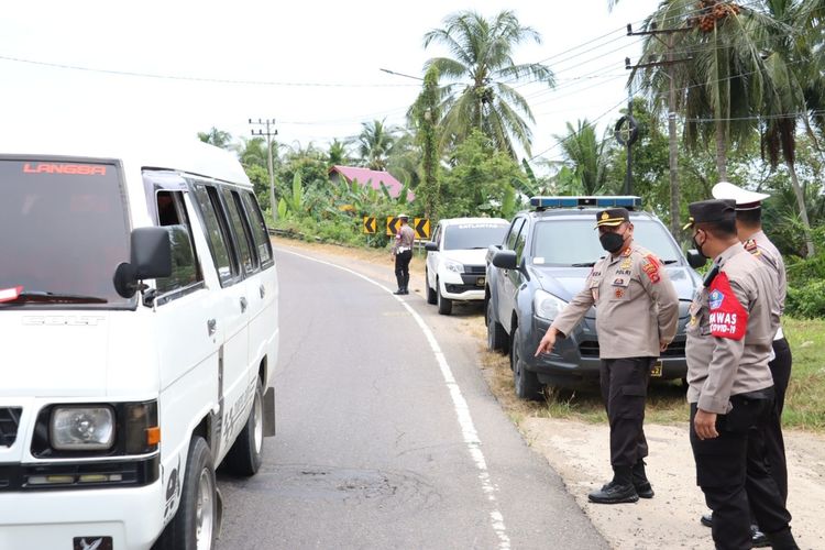Tim Polres Aceh Utara mengecek lokasi rawan kecelakaan di Desa Alue Bilie, Kecamatan Lhoksukon, Aceh Utara, Kamis (28/4/2022)