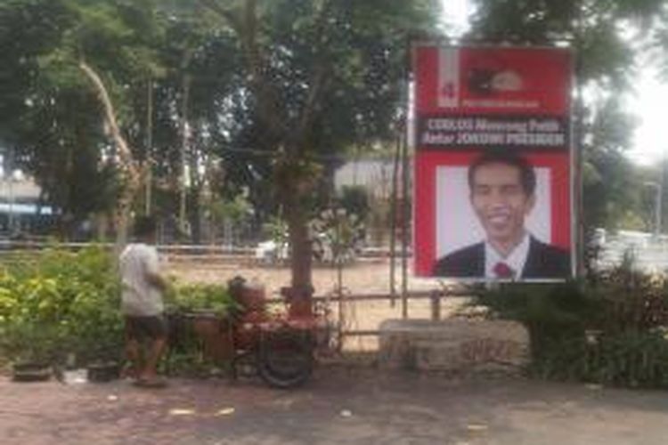 Baliho dukung Jokowi di Jalan Yos Sudarso Surabaya.
