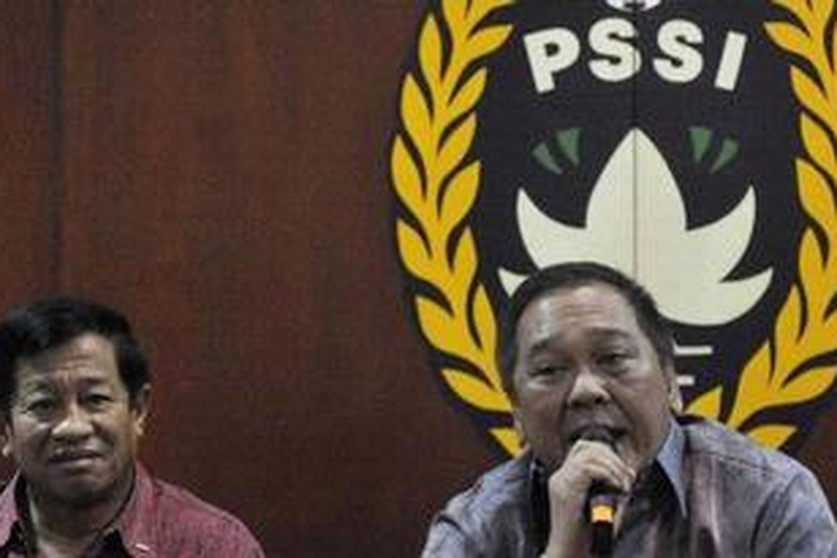 Ketua Komite Normalisasi PSSI Agum Gumelar (kiri) dan mantan Wakil Ketua Umum PSSI Nirwan D Bakrie memberikan keterangan kepada wartawan seputar pencalonan Nirwan sebagai bakal calon Ketua Umum PSSI di Sekretariat PSSI di Kompleks Stadion Gelora Bung Karno, Jakarta, Senin (25/4/2011). Nirwan menyatakan legowo jika pencalonannya ditolak FIFA. 