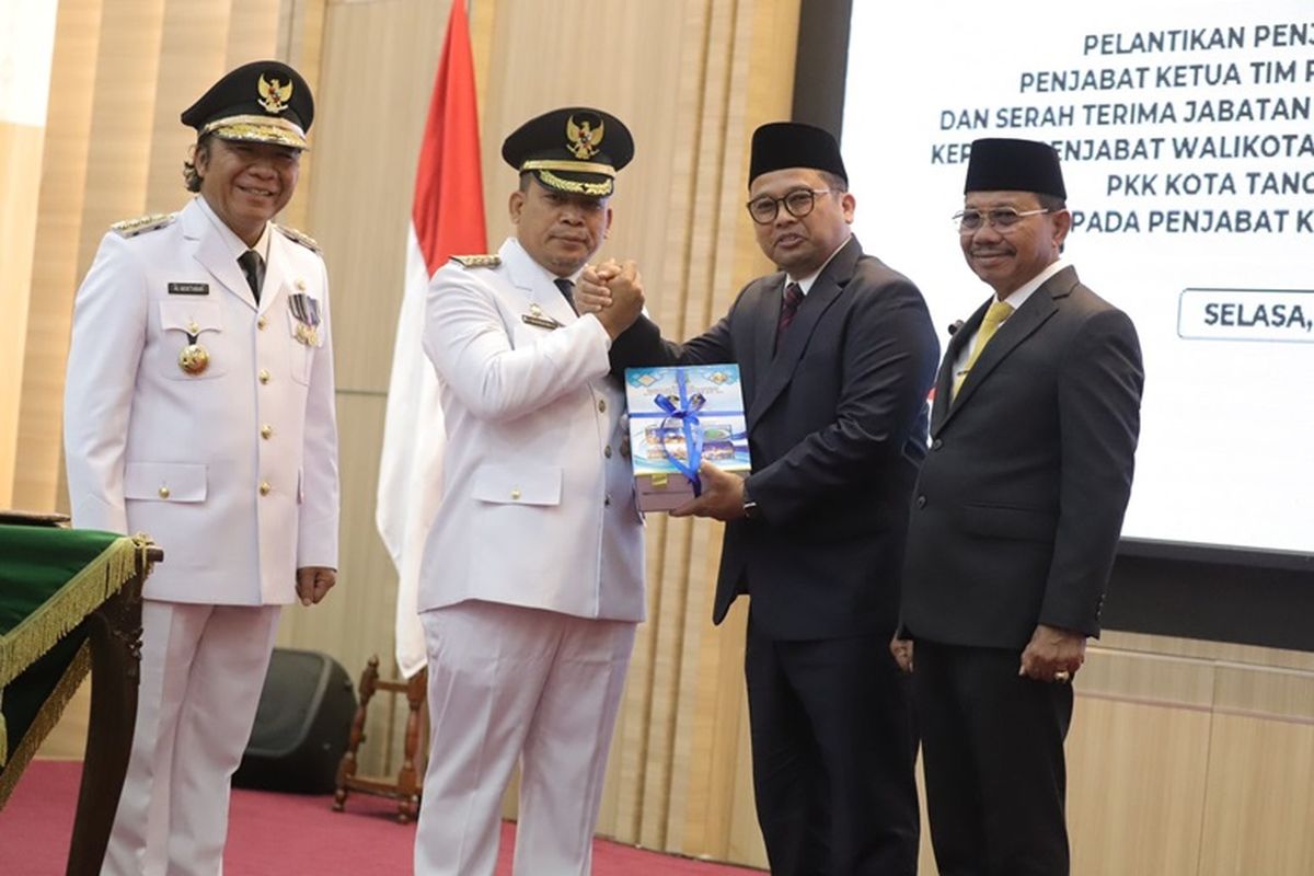Pj Gubernur Banten Al Muktabar melantik Pj Wali Kota Tangerang Nurdin di Aula Pendopo Gubernur Provinsi Banten, Selasa (26/12/23). 