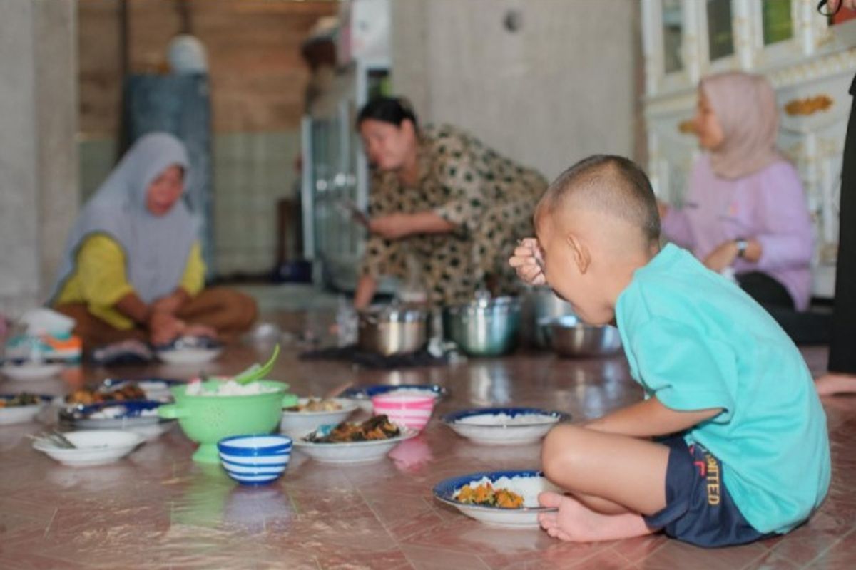 Balita menyantap makanan, hasil panen dari Kebun Gizi.