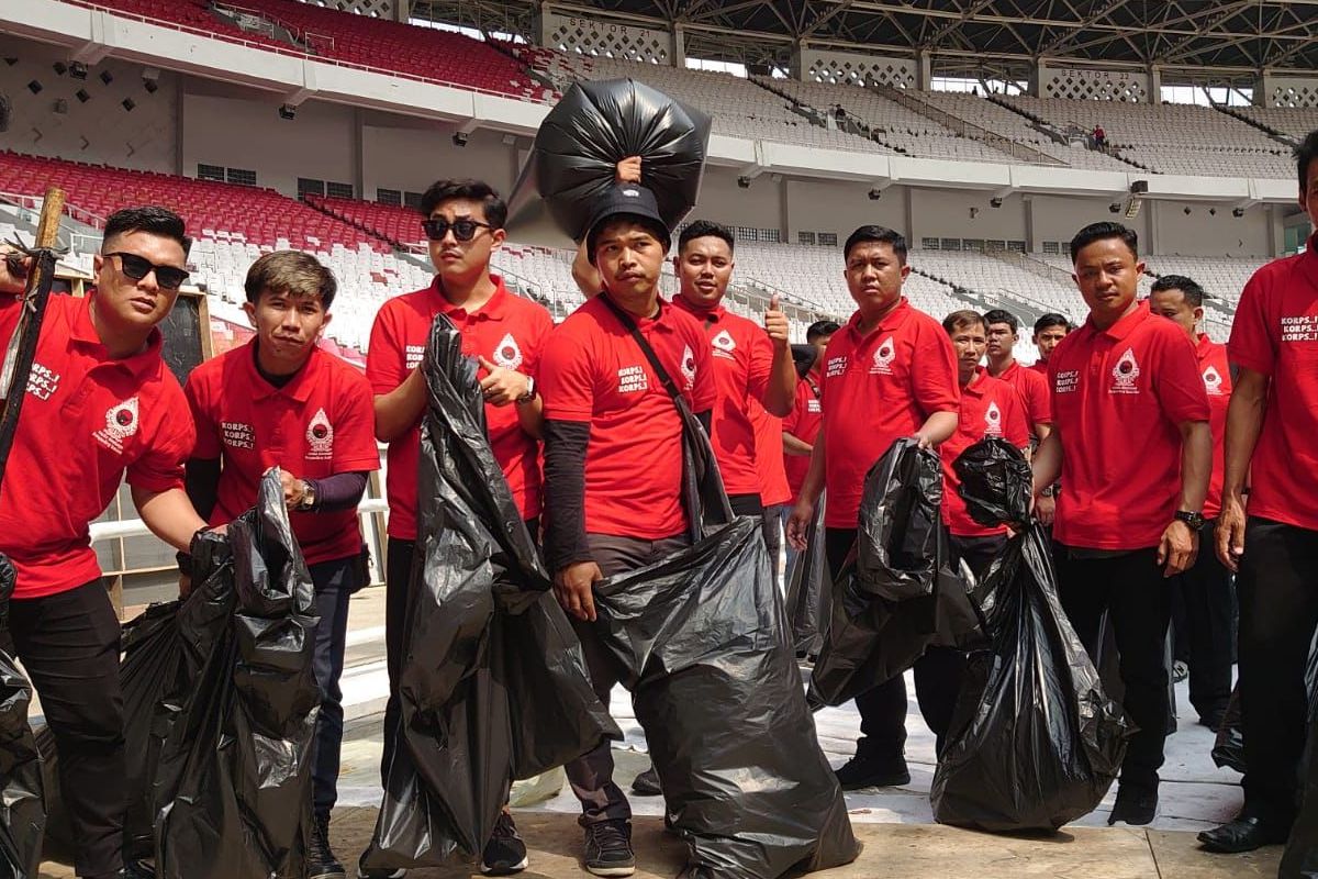 Komunitas Juang dan IM Ambara membersihkan areal Stadion Utama Gelora Bung Karno (GBK) dalam rangka menyambut puncak peringatan Bulan Bung Karno (BBK) 2023, Sabtu (24/6/2023).
Sebagai Partai Demokra