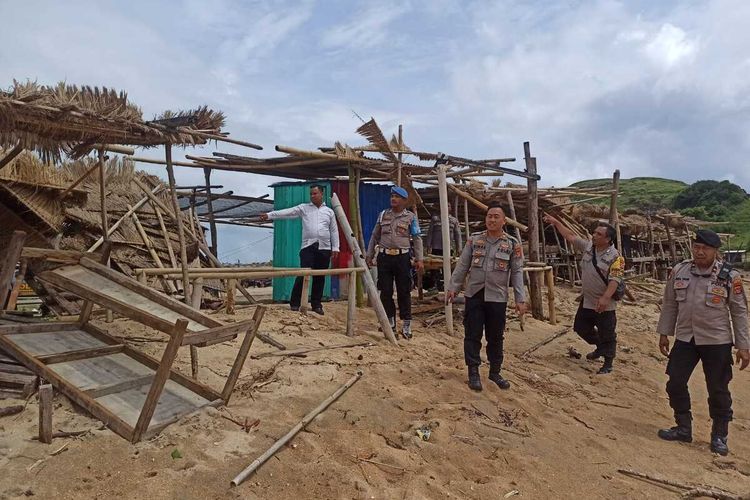 Tkon lapak di pantai Seger diterjang angin puting beliung