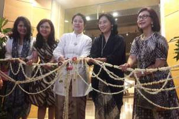 Menteri Koordinator Pembangunan Manusia dan Kebudayaan Puan Maharani saat membuka pameran batik nusantara di Museum Nasional, Jakarta Pusat, Minggu (2/10/2016).