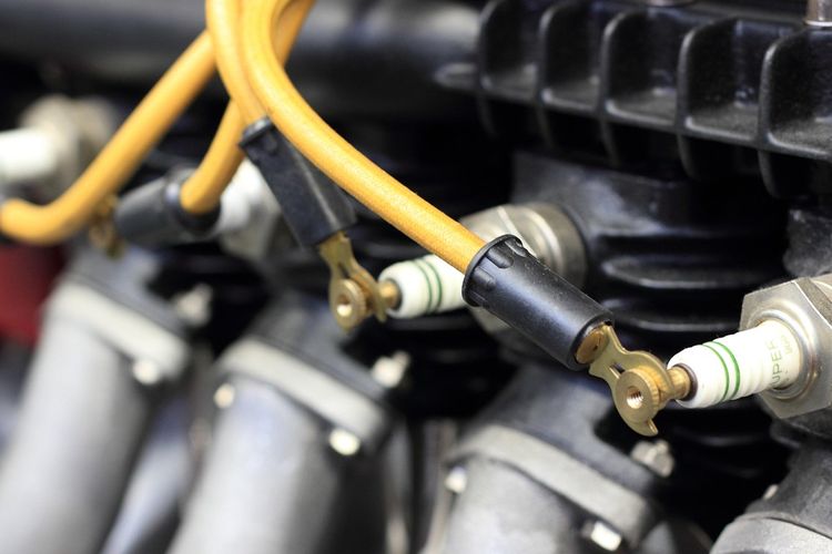 Kabel Busi Terkelupas Bisa Picu Mobil Terbakar, Jangan Diabaikan