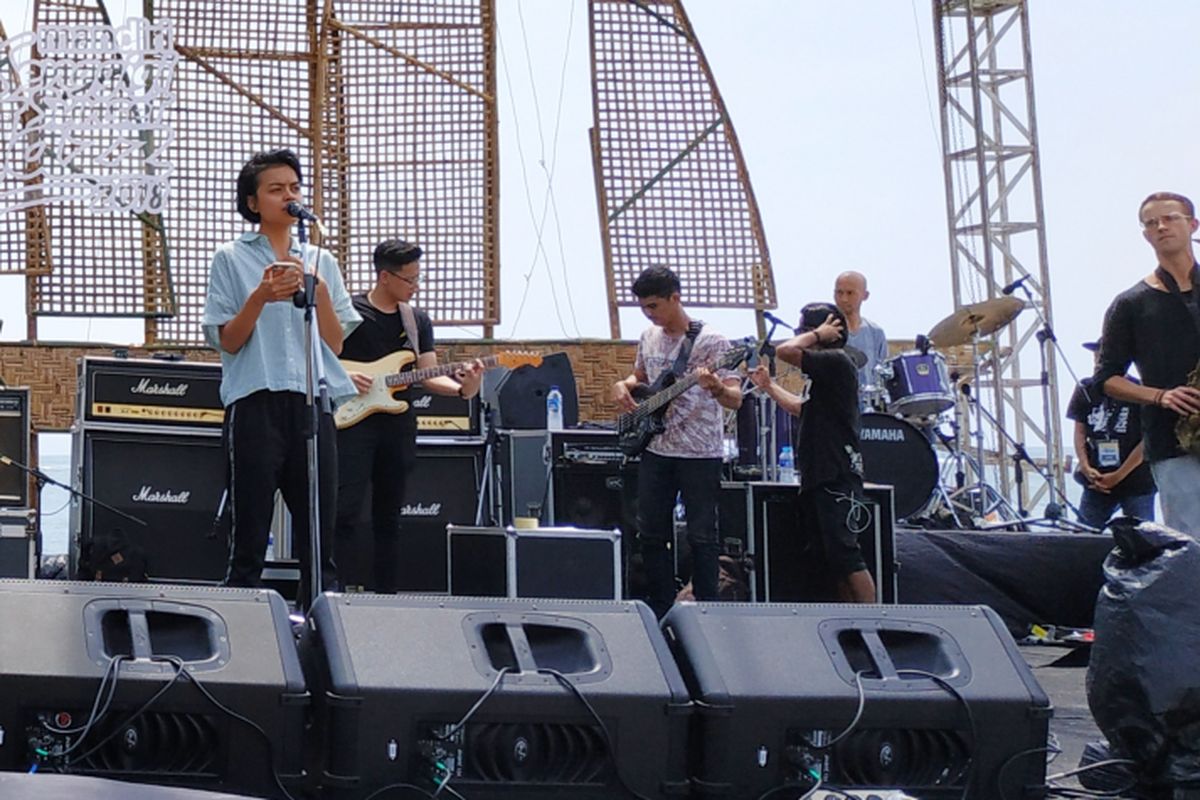 Penyanyi Eva Celia menjajal panggung Senggigi Sunset Jazz 2018 di Pantai Senggigi, Lombok, Minggu (9/12/2018). 