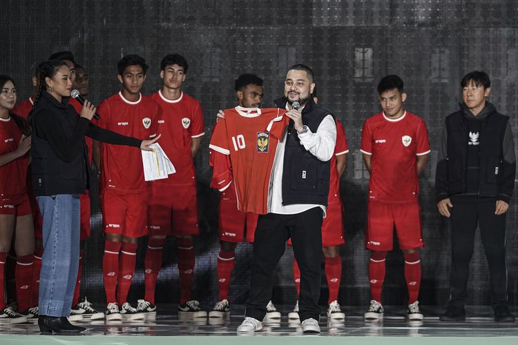 Pendiri Erspo Muhammad Sadad (ketiga kanan) memegang jersey Indonesia tahun 1981 yang menjadi inspirasi jersey baru saat peluncuran di Bengkel Space, SCBD, Jakarta, Senin (18/3/2024). Erspo meluncurkan jersey tim nasional Indonesia yang akan digunakan skuad garuda dalam berkiprah di sejumlah kompetisi di antaranya Kualifikasi Piala Dunia 2026, Piala Asia U-23 hingga Piala AFF U-17. ANTARA FOTO/Dhemas Reviyanto/Spt.