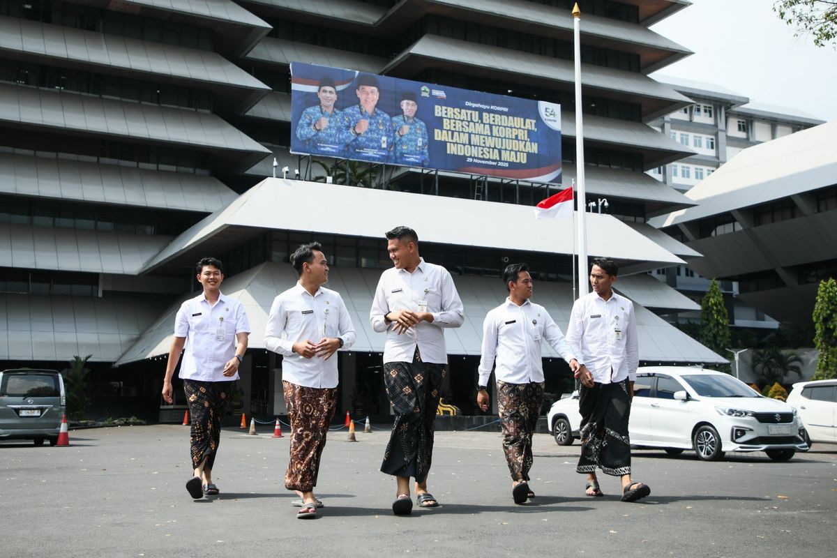 Sejumlah Aparatur Sipil Negara (ASN) di lingkungan Pemerintah Provinsi Jawa Tengah mengenakan sarung batik dalam kegiatan dinas. Kebijakan ini dinilai efektif mendorong promosi dan penjualan produk UMKM batik lokal.
