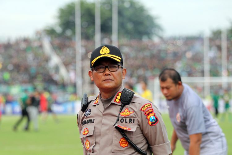 Kombes Pol Sumardji memantau berlangsungnya final Piala Gubernur Jatim 2020 antara Persebaya Surabaya melawan Persija Jakarta yang berakhir dengan skor 4-1 di Stadion Gelora Delta Sidoarjo, Jawa Timur, Kamis (20/02/2020) sore. 