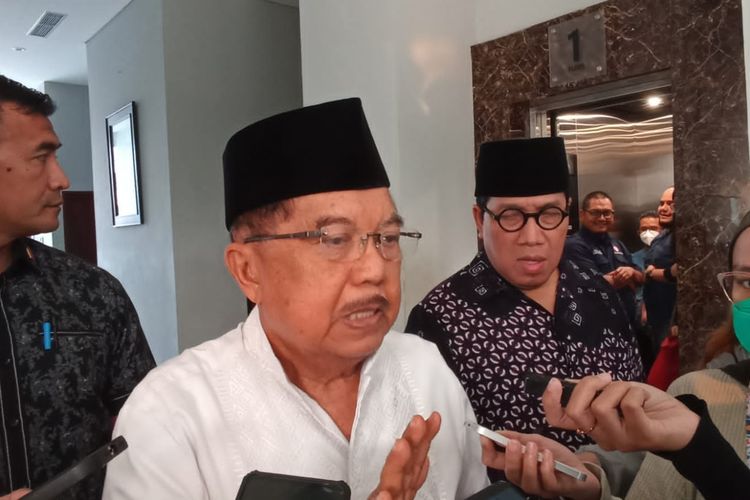 Ketua Umum Dewan Masjid Indonesia (DMI), Muhammad Jusuf Kalla saat ditemui di gedung DMI, Jakarta Timur, Jumat (24/3/2023). 