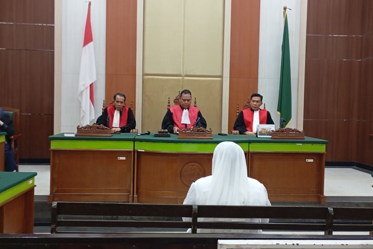 Terdakwa Mira Hayati duduk di kursi pesakitan mendengarkan tuntutan dalam sidang di ruang sidang Letnan Jenderal TNI (Purn) Ali Said, PN Makassar, Jalan R.A Kartini, Kota Makassar, Sulsel, Selasa (3/5/2025).