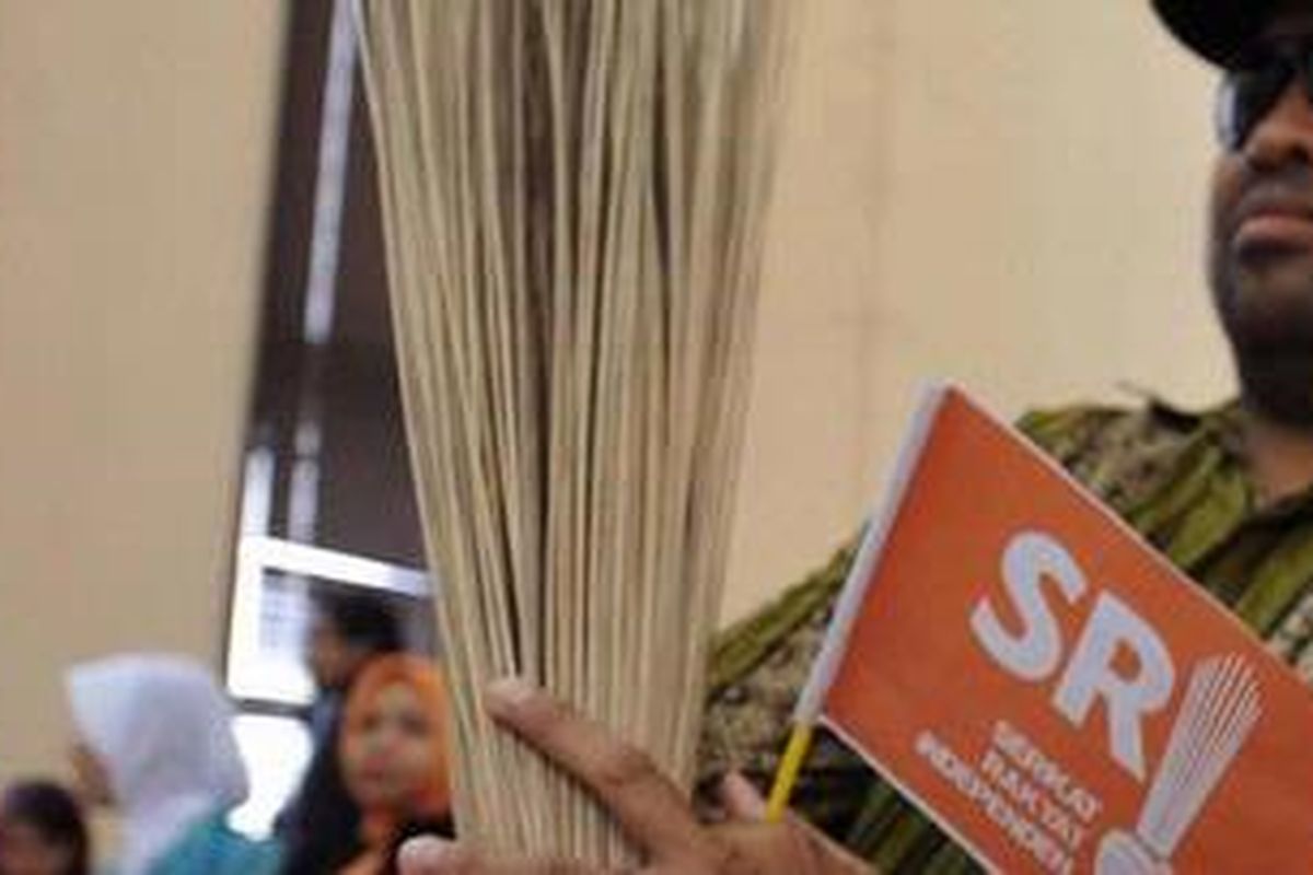 Fungsionaris partai serikat rakyat independen (SRI) melakukan pendaftaran partai politik baru menjadi badan hukum di Direktorat Administrasi Hukum Umum Kementrian Hukum dan Hak Asasi Manusia, Jakarta, Rabu (3/8/2011)