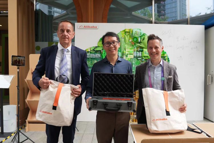 Dari kiri ke kanan: Presiden ICF Thomas Konietzko; Wenwen Zhou, General Manager Energy Cloud, Alibaba Cloud Intelligence Group; Sekretaris Jenderal ICF Richard Pettit.