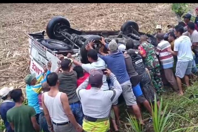 Warga evakuasi ambulans yang terguling di JLS Lumajang.
