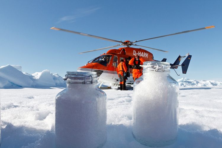 Para ilmuwan menemukan mikroplastik di Arktik, Kutub Utara.