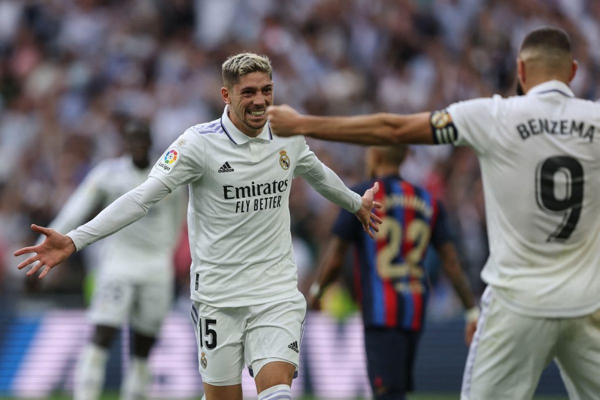 Gelandang Real Madrid Federico Valverde (kiri) merayakan golnya ke gawang Barcelona bersama Karim Benzema. Laga El Clasico Real Madrid vs Barcelona pada pekan kesembilan Liga Spanyol 2022-2023 digelar di Stadion Santiago Bernabeu, Minggu (16/10/2022). Madrid keluar sebagai pemenang dengan skor 3-1.